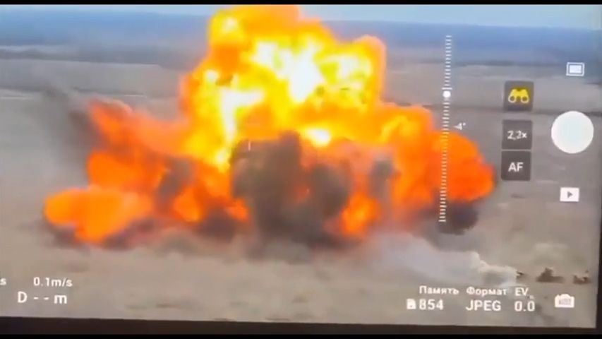 Video: Rusové zaútočili kamikadze obrněncem. Vybuchl, než dojel do cíle